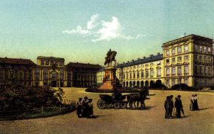 Ehrenhof_Statue_Schloss_Mannheim_Ansichtskarten_1900